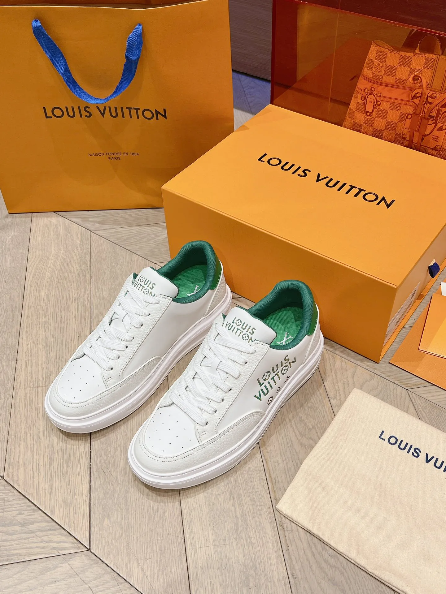 👟👟Ex-factory price 680👟👟 LV 2024 new height-increasing white shoes, color matching and leather craftsmanship, 3D logo embossing technology on the heel to increase the three-dimensional effect, pebbled cowhide, PU foam outsole! Super lightweight! Your feet won’t get tired from walking.  Code number: 37-45